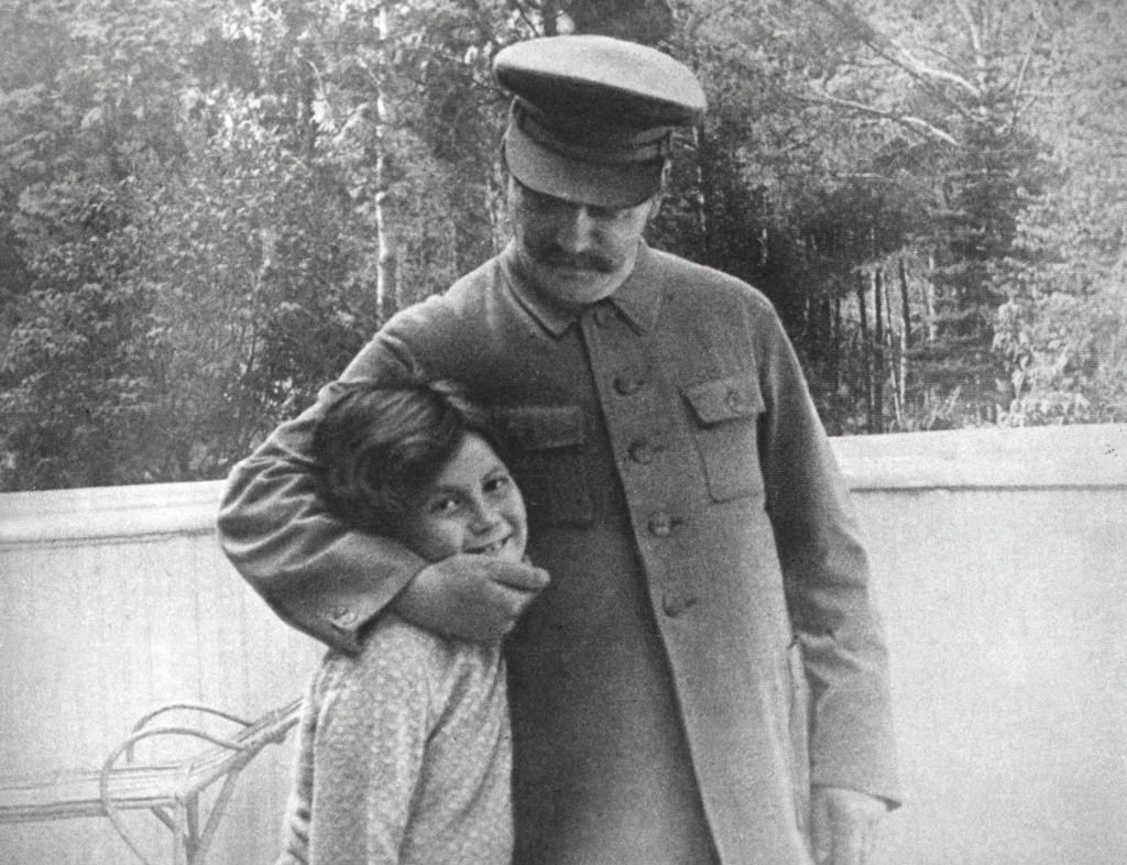 Иосиф Сталин с дочерью Светланой Аллилуевой, 1933 год. Фото: Laski Diffusion / Getty Images