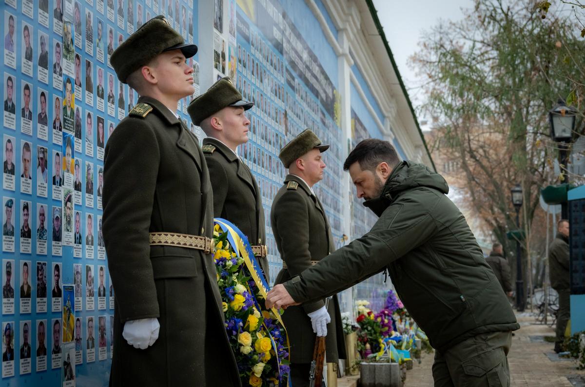 Ukrainian President Volodymyr Zelensky lays flowers at Kyiv’s Memory Wall of the Fallen Defenders of Ukraine, 6 December 2024. Photo: EPA/Ukrainian Presidential Press Service