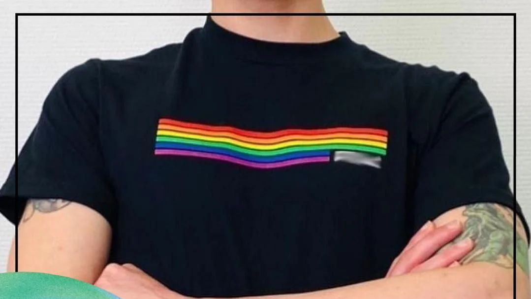 Участника акции памяти Навального оштрафовали за фото в футболке с радужным флагом