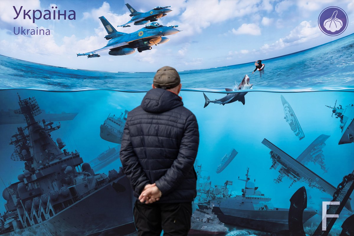 Установленная в центре Киева марку с изображением российских военных кораблей, затонувших после украинских атак в Черном море, 16 марта 2024 года. Фото: Алексей Чумаченко / Global Images Ukraine / Getty Images