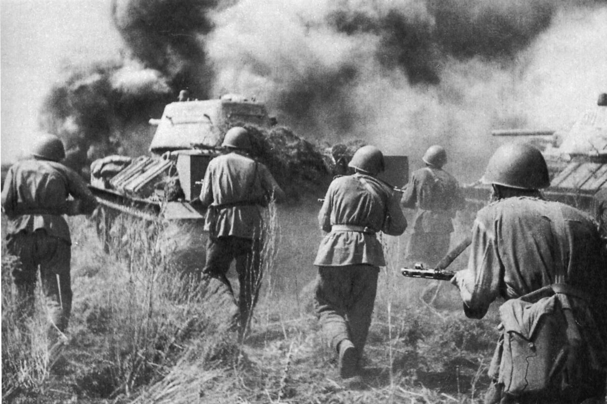 Советские войска Воронежского фронта контратакуют за танками Т-34 под Прохоровкой во время Курской битвы. Фото: Минобороны РФ