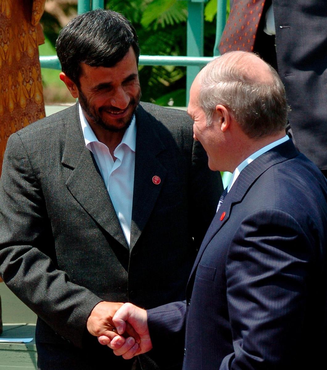 Александр Лукашенко и Махмуд Ахмадинежад во время саммита на Кубе, сентябрь 2006 года. Фото: EPA / ALEJANDRO ERNESTO
