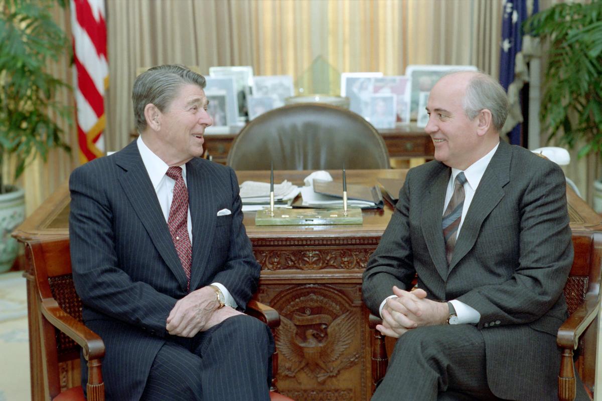 Рональд Рейган и Михаил Горбачев в Овальном кабинете во время Вашингтонского саммита, 9 декабря 1987 г. Фото:  Wikimedia Commons