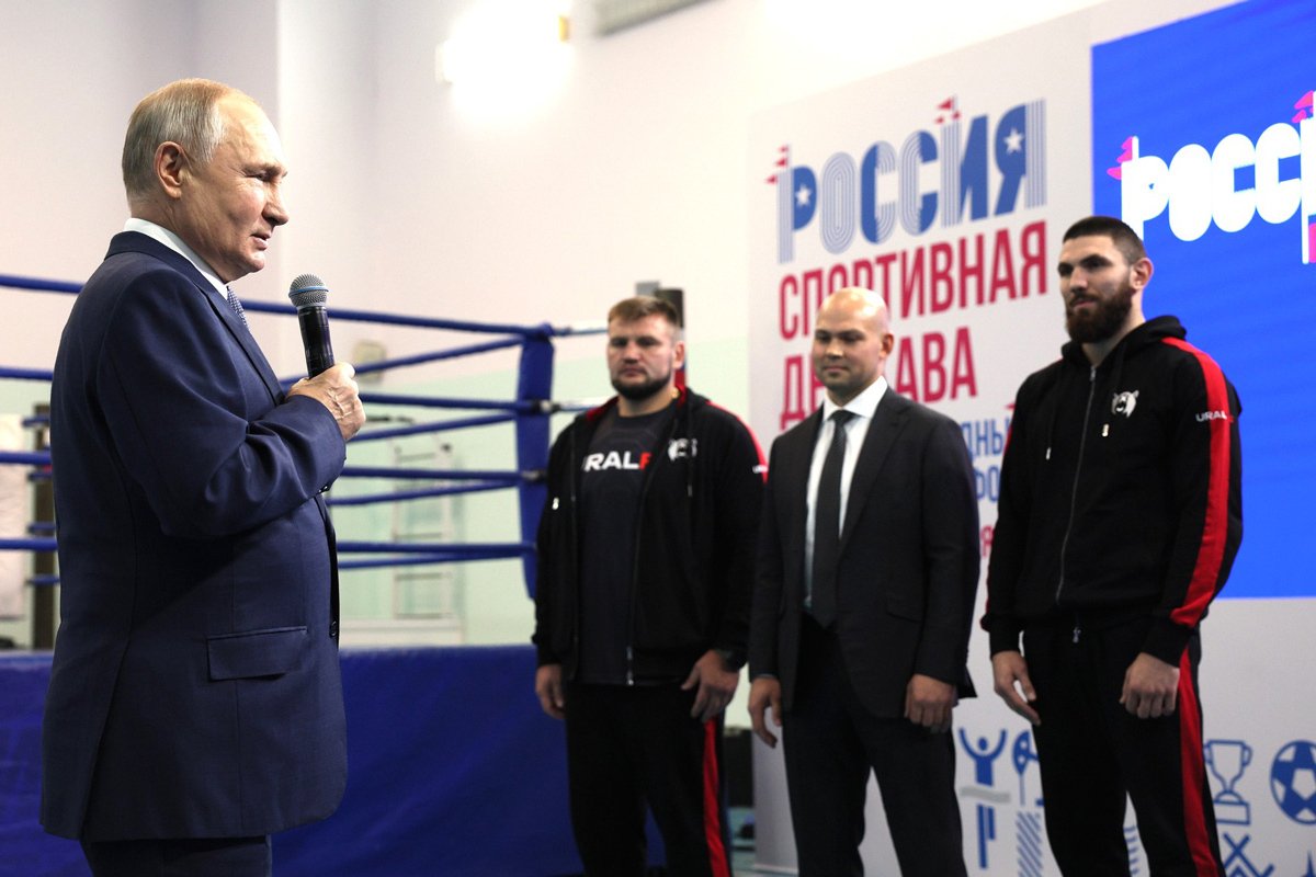 Путин в ходе встречи с участниками турнира по профессиональному боксу. Фото:  Kremlin.ru