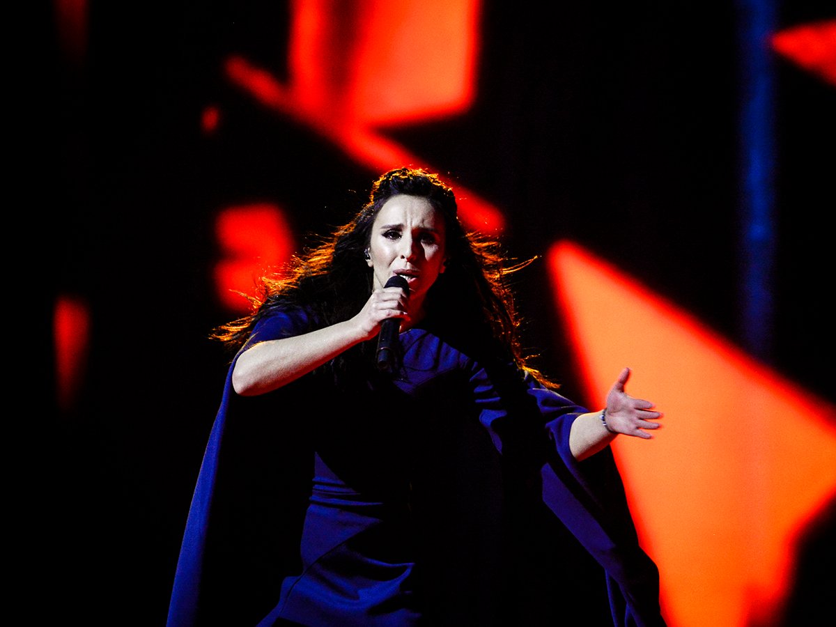 Джамала, представляющая Украину, выступает во время репетиций Большого-финала 61-го ежегодного песенного конкурса «Евровидение» на арене Ericsson Globe в Стокгольме, Швеция, 13 мая 2016 года. Maja Suslin / EPA