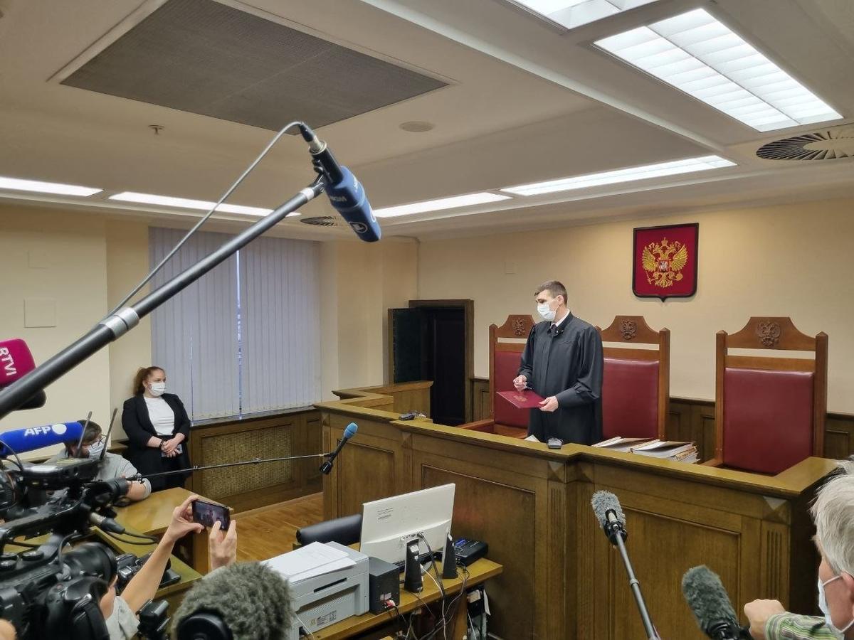 Supreme Court Judge Oleg Nefedov announcing the decision. Photo: Novaya Gazeta Europe