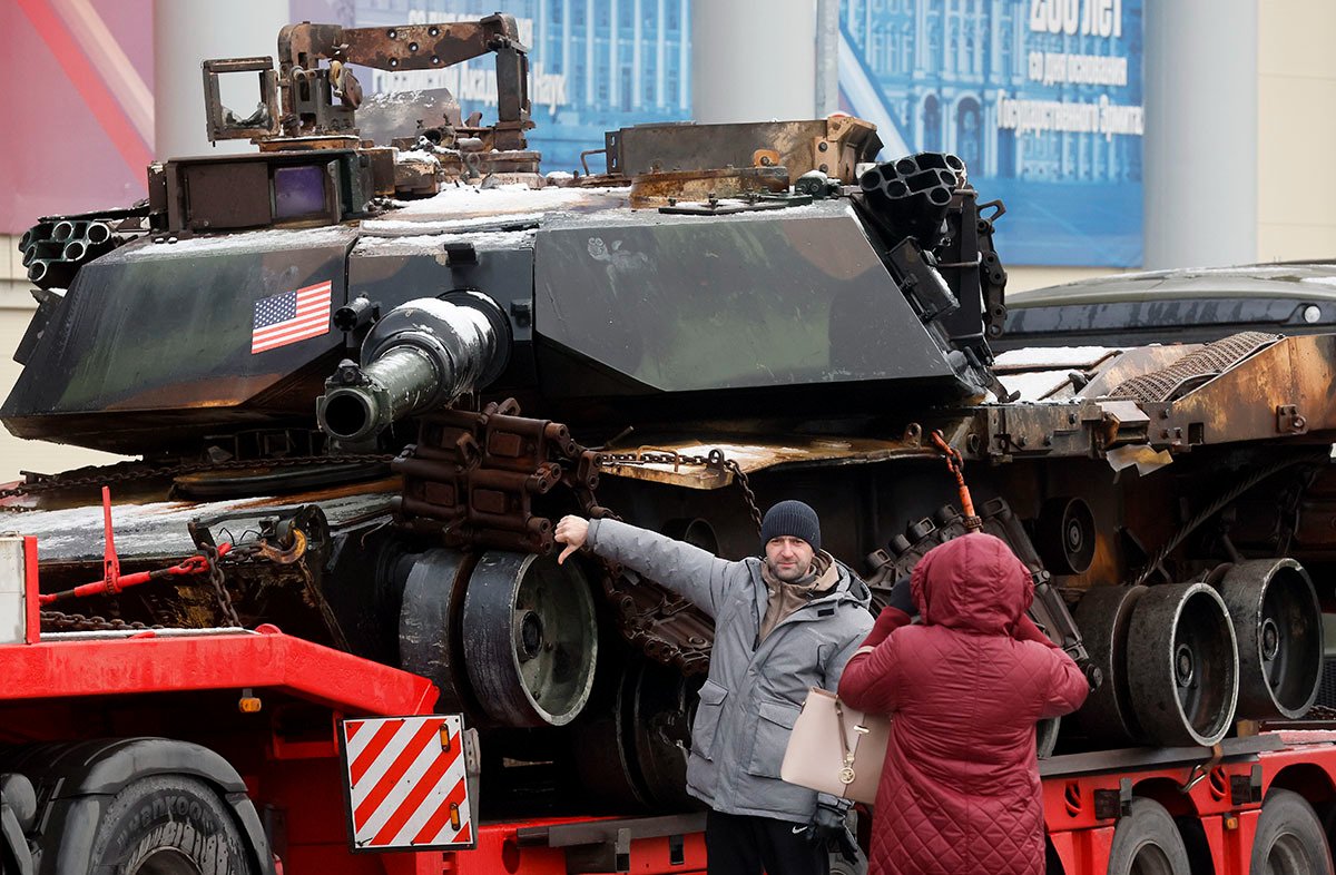 Боевой танк M1 Abrams во время подготовки к выставке военной техники, захваченной российскими войсками в Украине, Санкт-Петербург, Россия, 2 ноября 2024 года. Фото: Анатолий Мальцев / EPA-EFE