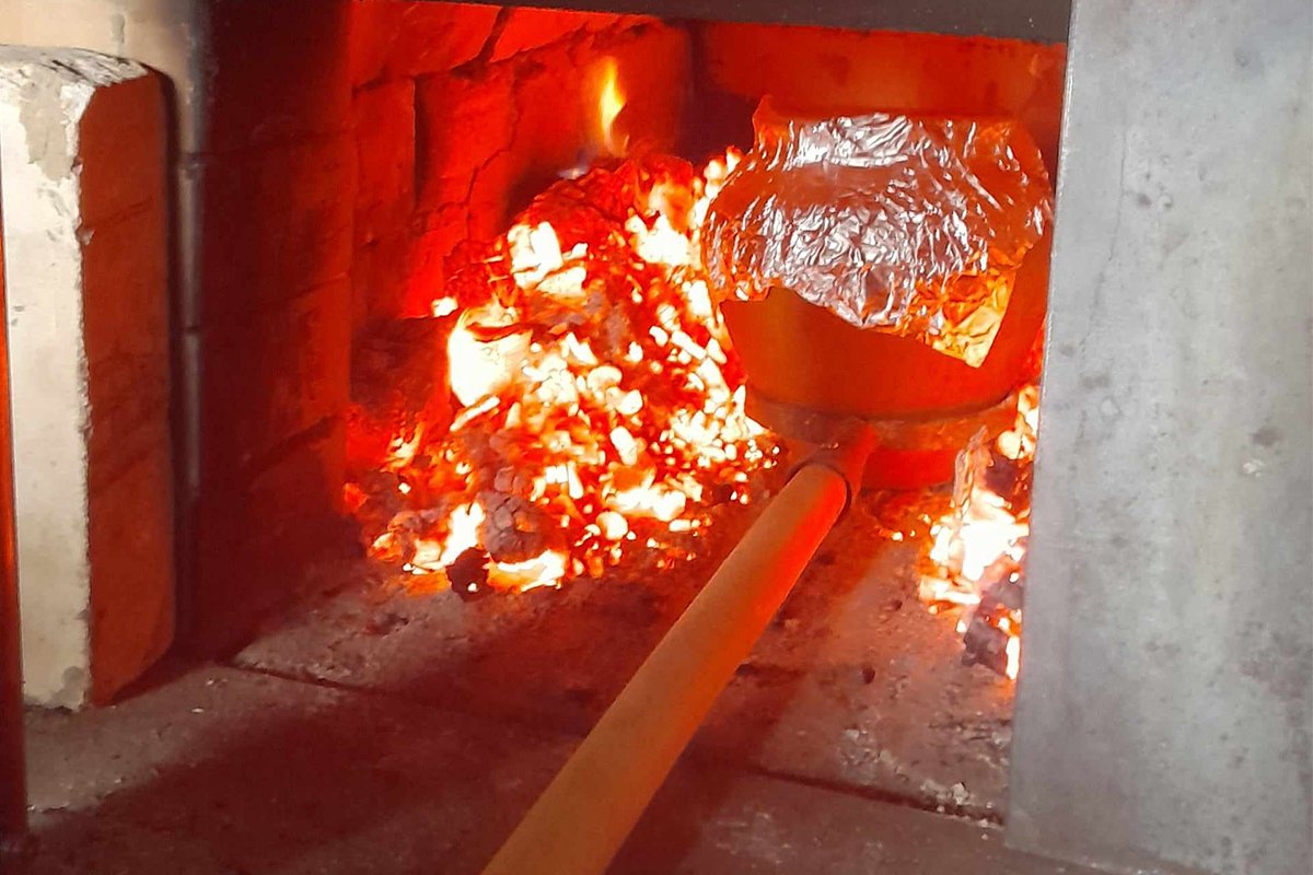 Приготовление еды на огне, в глиняном баняке. Фото из личного архива