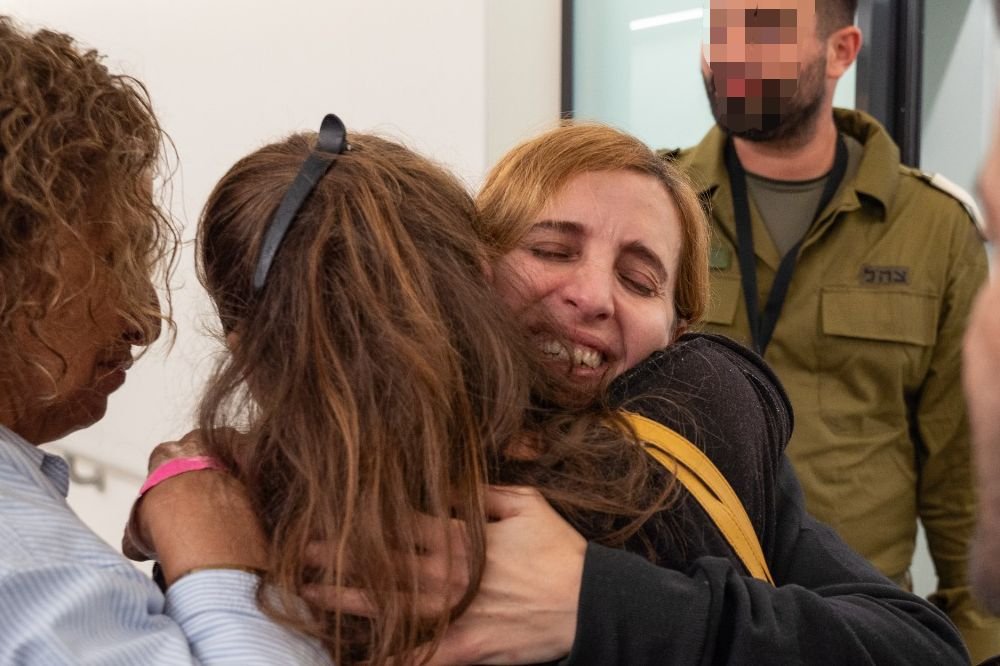 Жительница Израиля обнимает свою семью после освобождения из плена ХАМАС 24 ноября 2023 года. Фото: ЦАХАЛ