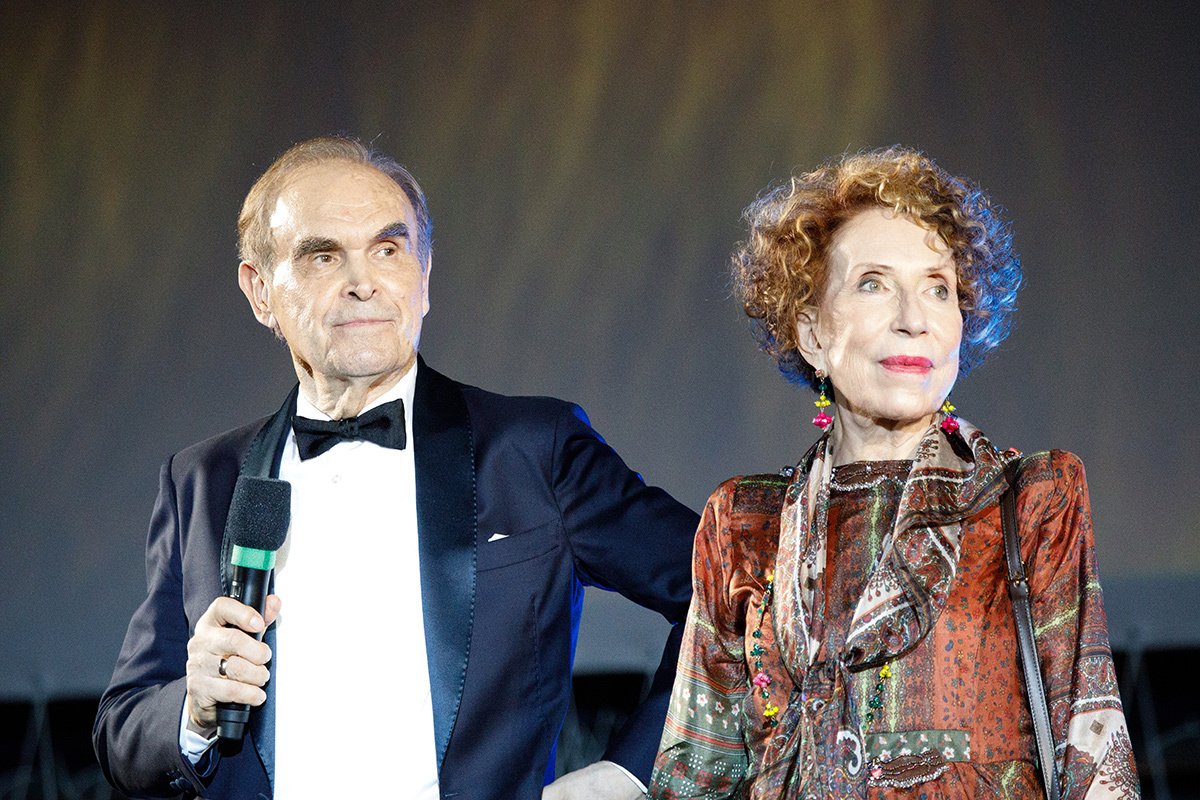 Глеб Панфилов и Инна Чурикова на сцене во время церемонии награждения победителей 74-го кинофестиваля в Локарно 13 августа 2021 года. Фото: Rosdiana Ciaravolo / Getty Images
