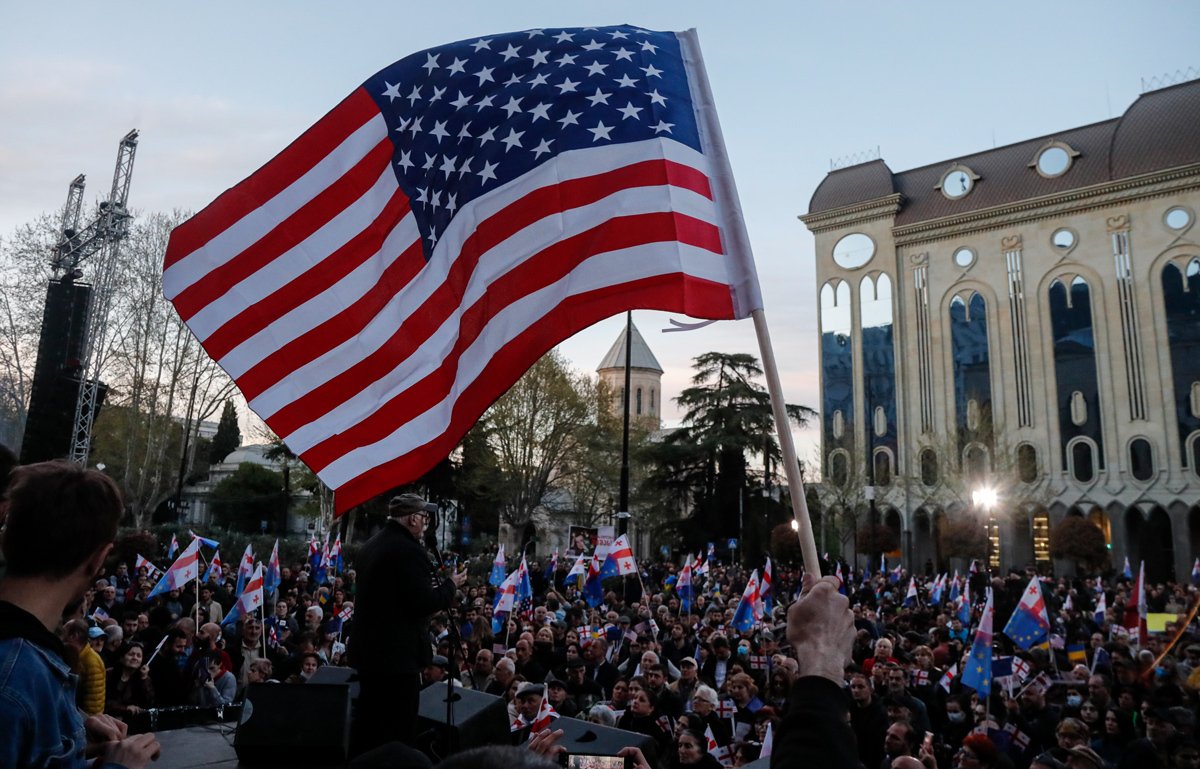 Флаг США на антиправительственном митинге в Тбилиси, 9 апреля 2023 года. Фото: Zurab Kurtsikidze / EPA