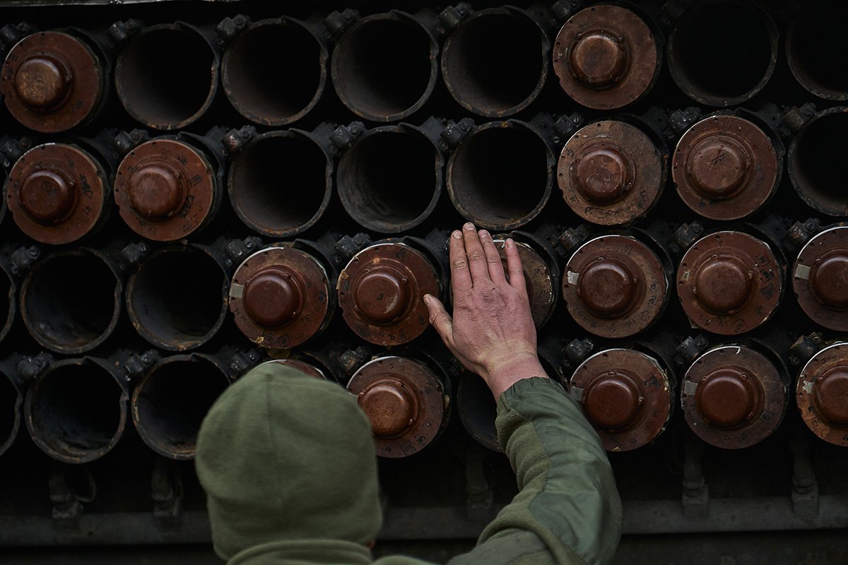 Украинские солдаты готовят РСЗО «Град» к открытию огня по российским позициям 3 ноября 2023 г. в Бахмутском районе Украины. Фото: Влада Либерова / Libkos / Getty Images