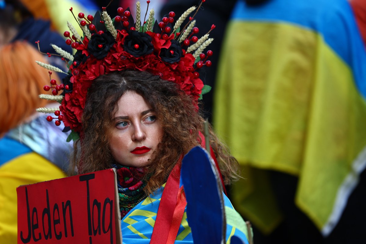 Участница украинской акции протеста в Мюнхене, 17 февраля 2024 года. Фото: Anna Szilagyi / EPA