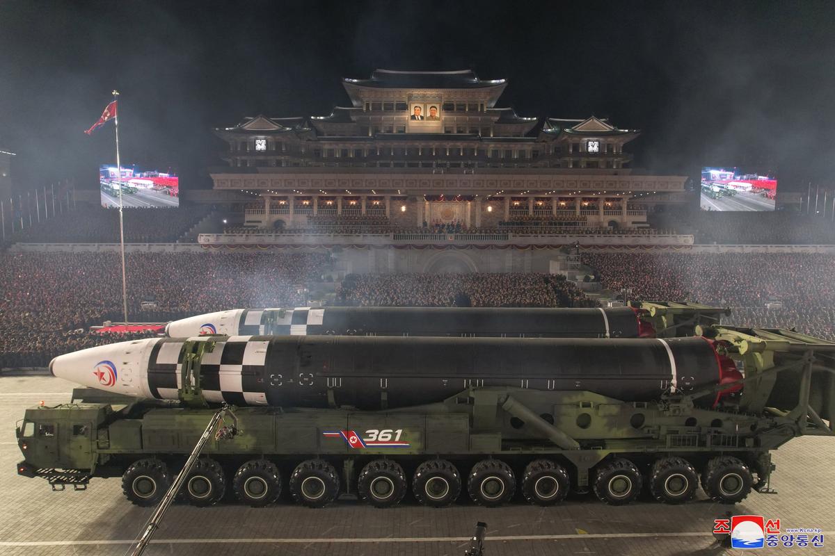 Межконтинентальная баллистическая ракета «Хвасон-17» во время военного парада на площади Ким Ир Сена, Пхеньян, Северная Корея, 8 февраля 2023 г. Фото: EPA-EFE/KCNA