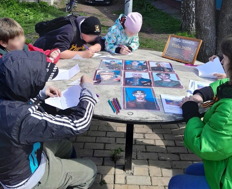 Дети пишут письма российским солдатам, воюющим в Украине. Фото: Чернухинская сельская библиотека