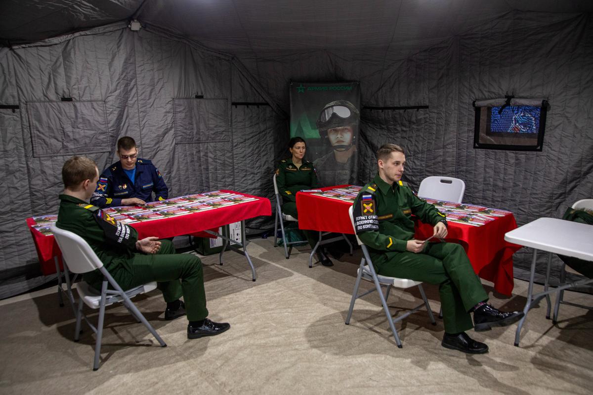 Мобильный пункт для отбора на военную службу. Фото: Дмитрий Цыганов, специально для «Новой газеты Европа»