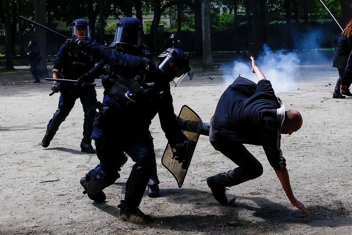 Демонстрант и полицейский во время традиционного первомайского шествия. Нант, Франция, 1 мая 2023 года. Фото: REUTERS/Stephane Mahe
