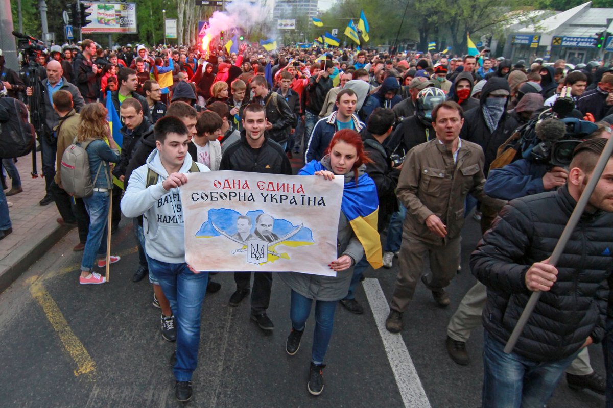 Проукраинские сторонники на митинге в Донецке, 28 апреля 2014 года. Фото: Photomig / EPA