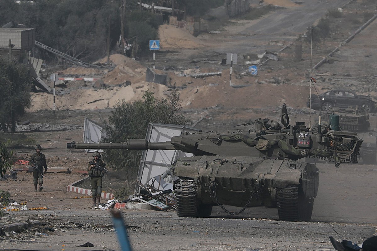 Израильский танк в центральной части сектора Газа, 26 ноября 2023 года. Фото: Mohammed Saber / EPA-EFE