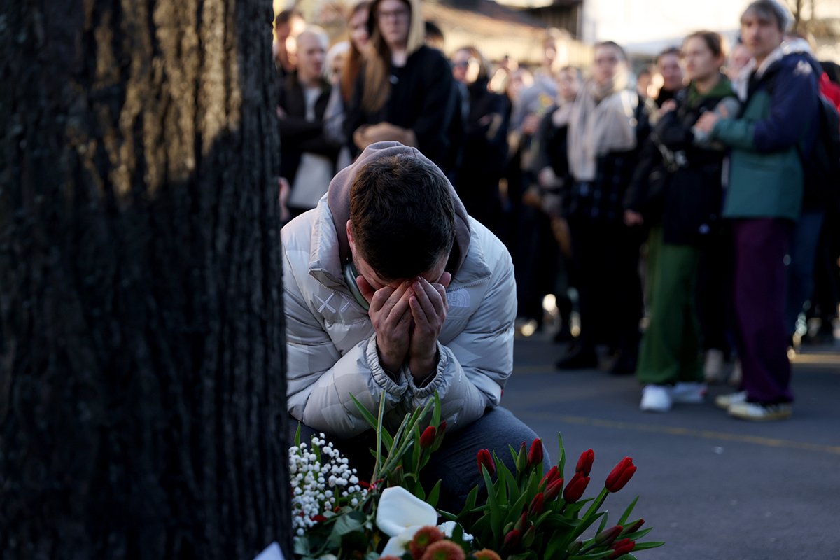 Мужчина плачет во время акции протеста в связи смертью Навального перед зданием посольства России в Белграде, 16 февраля 2024 года. Фото: Andrej Cukic / EPA-EFE