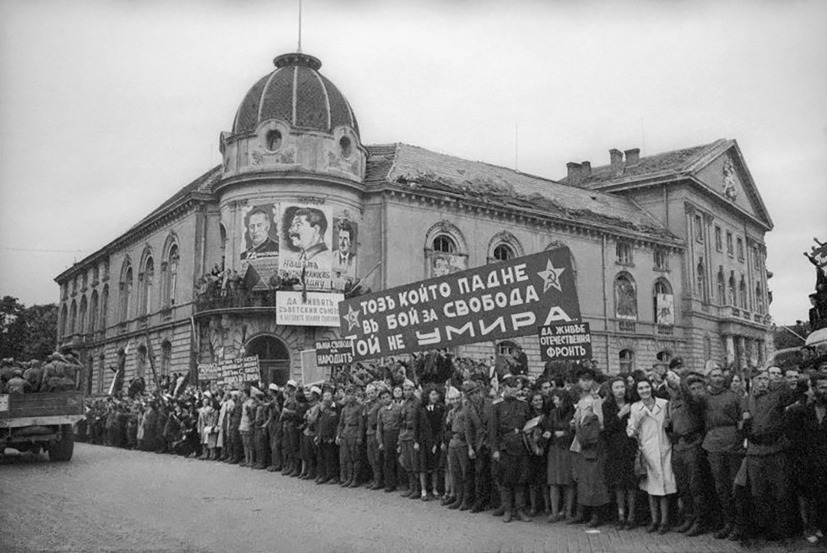 Жители Софии возле Болгарской академии наук приветствуют советские войска, 9 сентября 1944. Фото Евгений Халдей. Общественное достояние