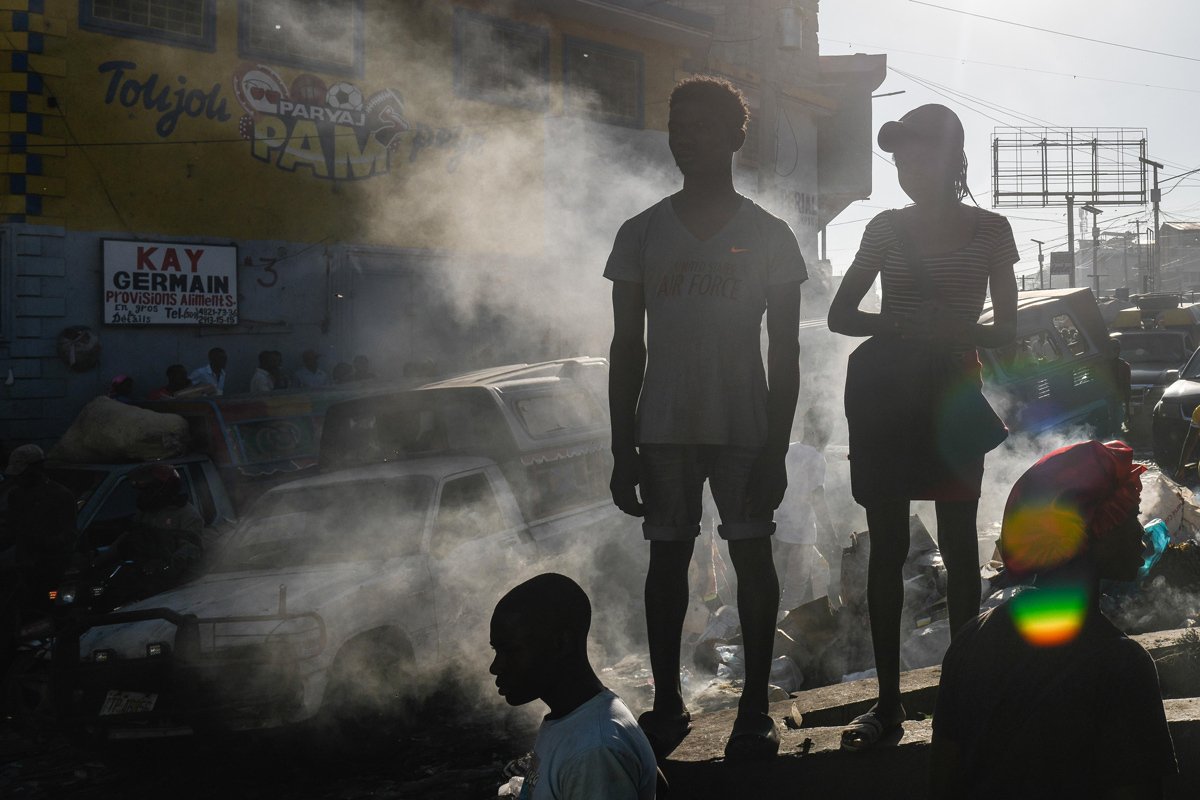 Люди на улице в Порт-о-Пренсе, Гаити, 18 марта 2024 года. Фото: Johnson Sabin / EPA-EFE