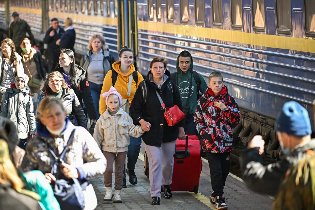 Украинские беженцы прибывают в Пшемысль на поезде из Одессы, 28 марта 2022 года. Фото: Jeff J Mitchell / Getty Images