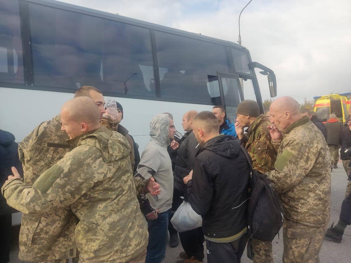 Украинские военнослужащие, вернувшиеся из плена. Фото: телеграм-канал Андрея Ермака
