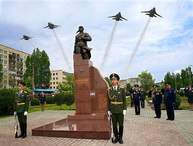 Памятник Алексею Маресьеву на его родине в городе Камышин. Фото:  Минобороны РФ