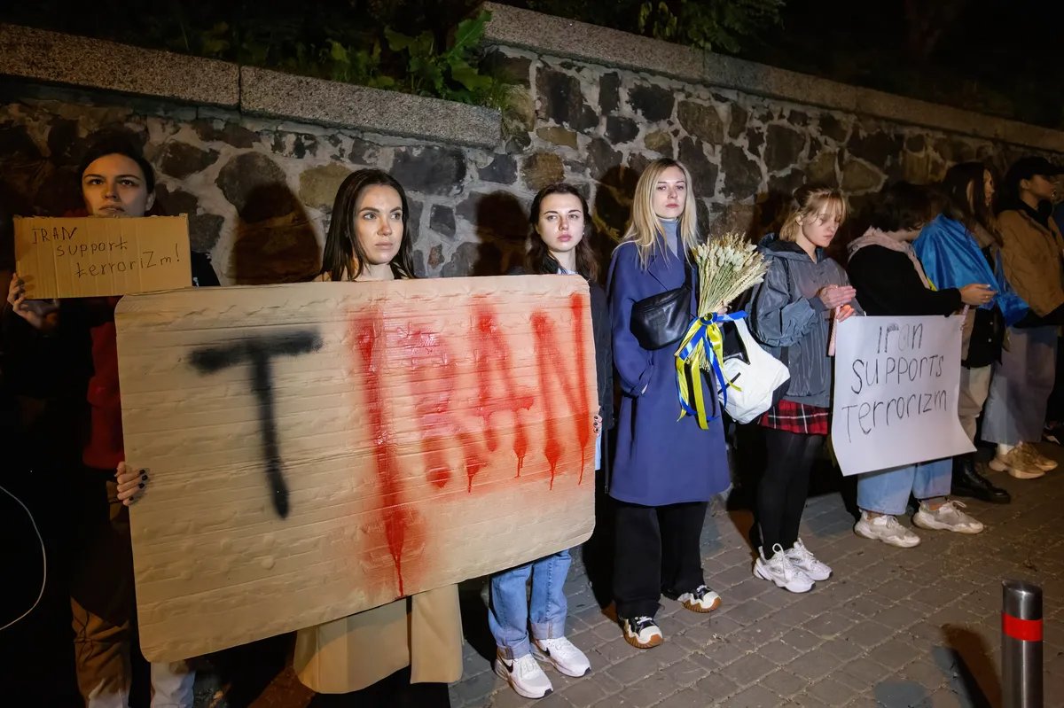 Protesters in front of the Iranian embassy in Kyiv following the strikes by Shahed-136 drones. Photo: Oleksii Chumachenko / Getty Images
