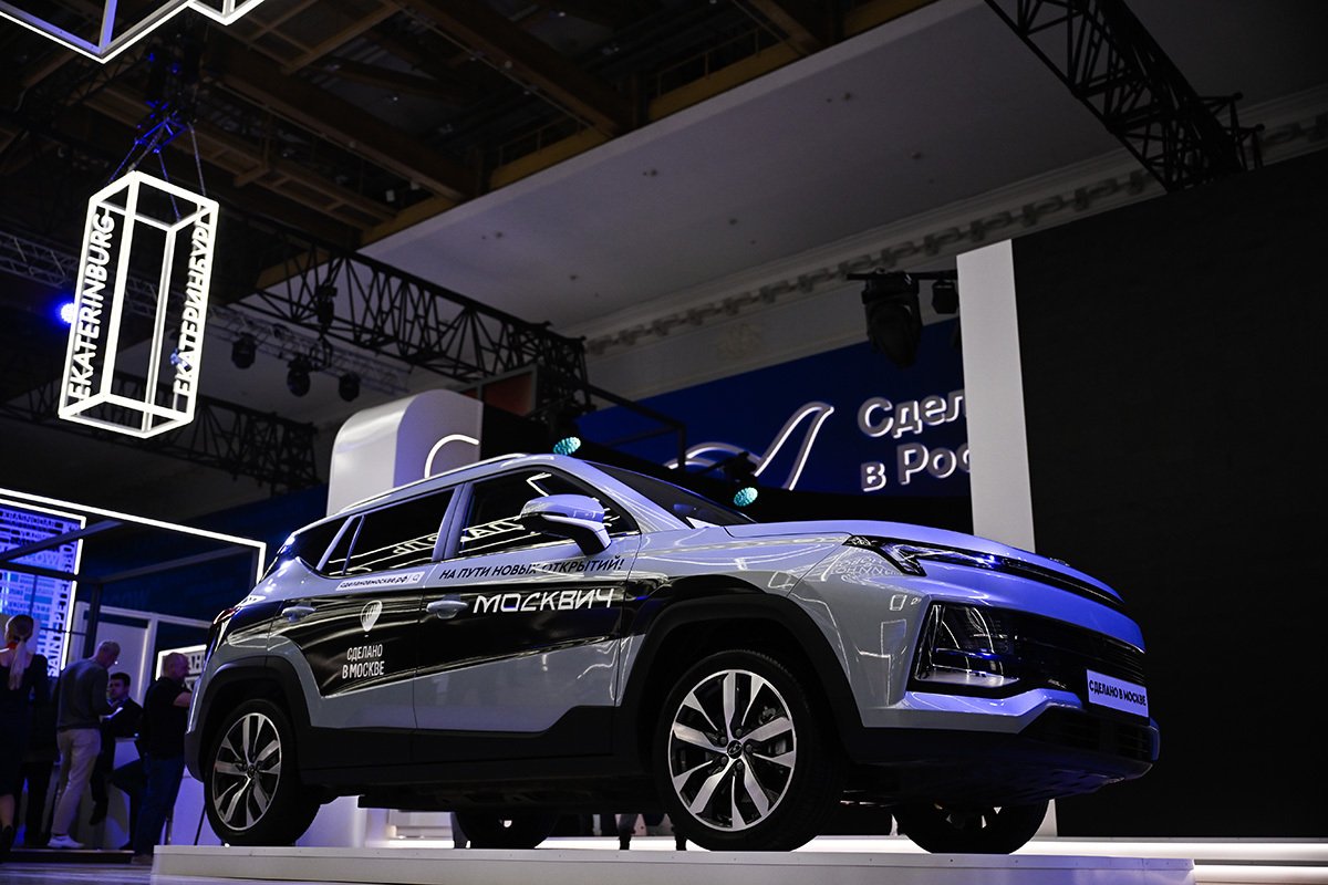 Презентация автомобиля «Москвич 3», который является копией Sehol X4 (JAC JS4) китайской компании JAC Motors, 20 октября 2023 года. Фото: Sefa Karacan / Anadolu / Getty Images