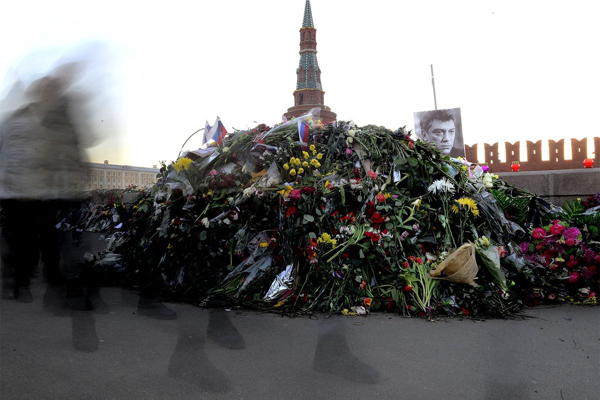 Люди продолжают класть цветы на мост, где был убит Борис Немцов, рядом с Кремлем, 10 марта 2015 года. Фото: Sefa Karacan / Anadolu Agency / Getty Images