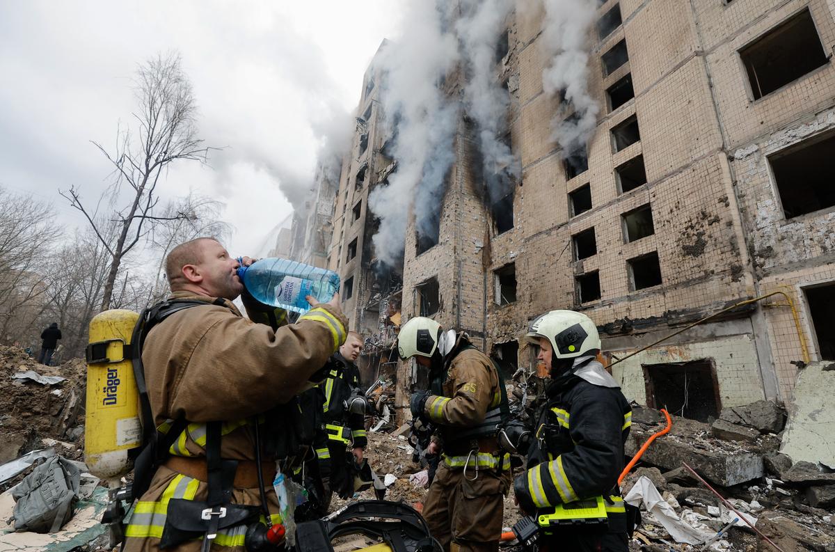 Rescue workers at the site of a damaged building after a missile strike in Kyiv, Ukraine, 2 January 2024. Photo: EPA-EFE/SERGEY DOLZHENKO