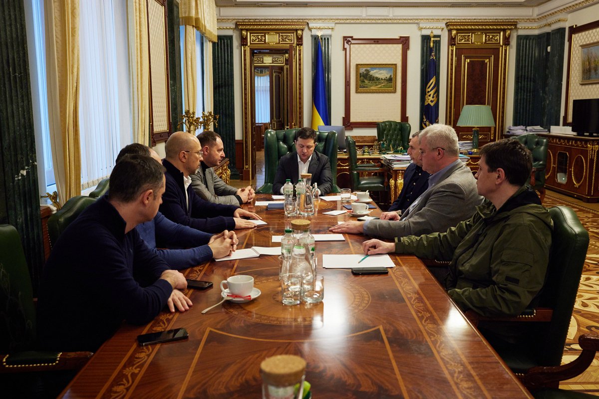 Vladimir Zelensky në një takim urgjent me udhëheqjen e qeverisë, përfaqësuesit e sektorit të mbrojtjes dhe bllokut ekonomik, 24 shkurt 2022. Foto: Zyra e Presidentit të Ukrainës / president.gov.ua