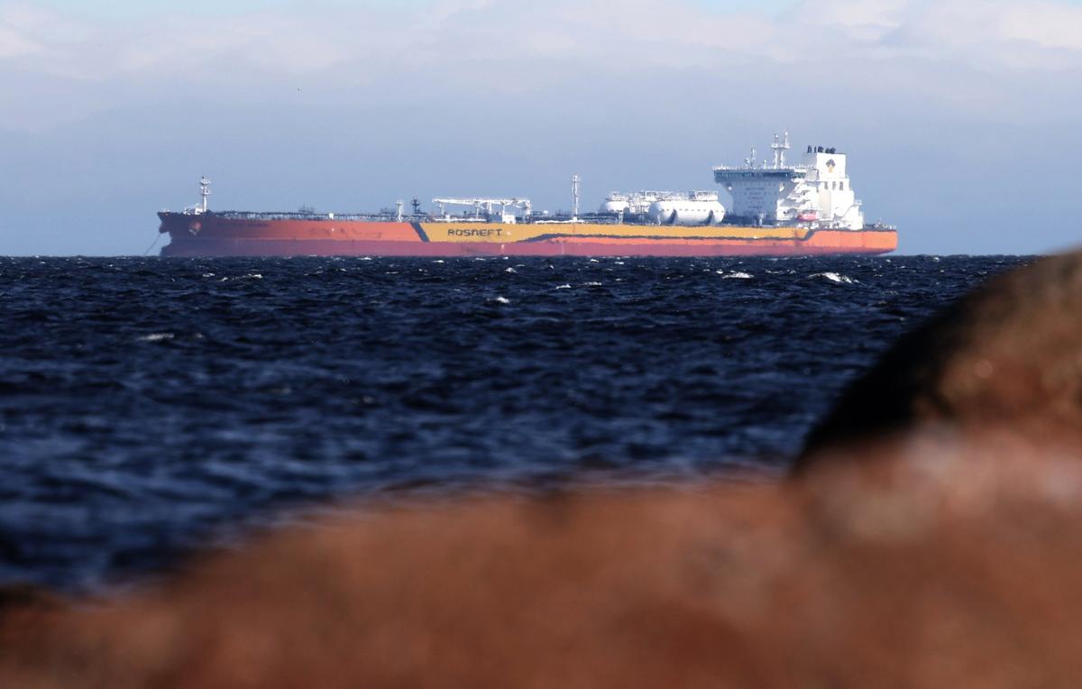 A Rosneft oil tanker sails in the Baltic Sea in the Leningrad region, Russia, 3 May 2025. Photo: EPA / MAXIM SHIPENKOV