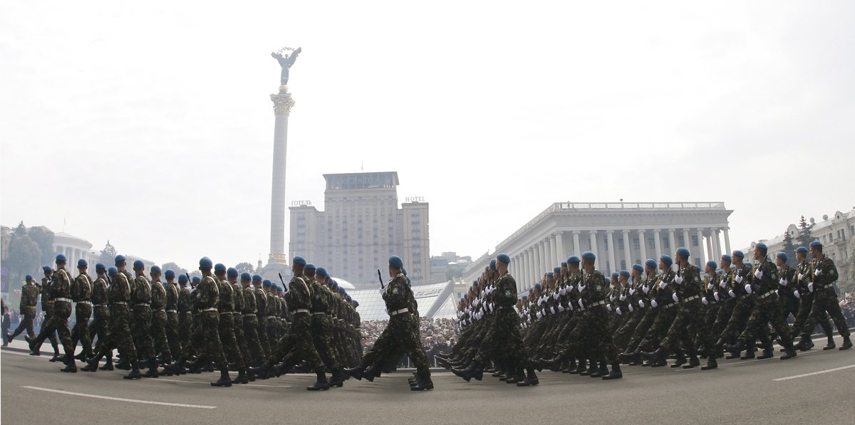 Солдаты маршируют во время парада в честь Дня Победы в центре Киева, Украина, 9 мая 2010 года. Фото: Максим Марусенко / EPA