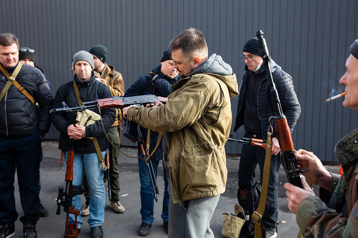 Бойцы территориальной обороны получают оружие и боеприпасы в Киеве, Украина, 25 февраля 2022 года. Фото: Михаил Палинчак / EPA-EFE