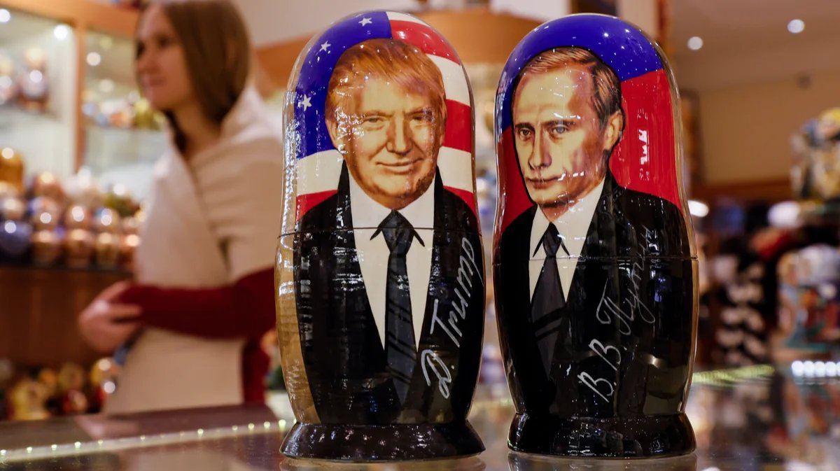 Putin and Trump matryoshkas on display at a souvenir shop in Moscow on Wednesday. Photo: Yuri Kochetkov / EPA-EFE