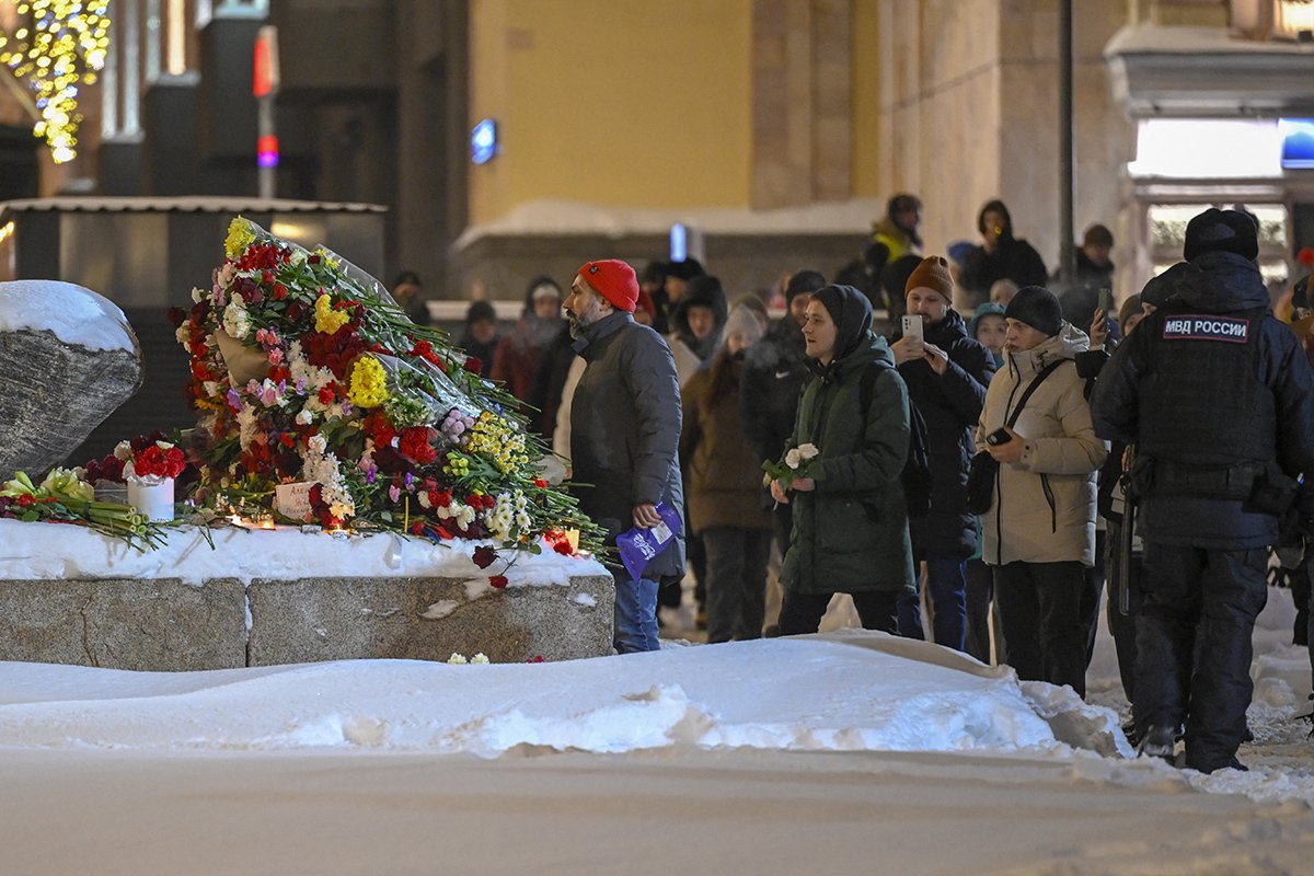 Москвичи несут цветы к Соловецкому камню в память о Алексее Навальном после его смерти в колонии, 16 февраля 2024 года. Фото: Stringer / Anadolu / ddp / Vida Press