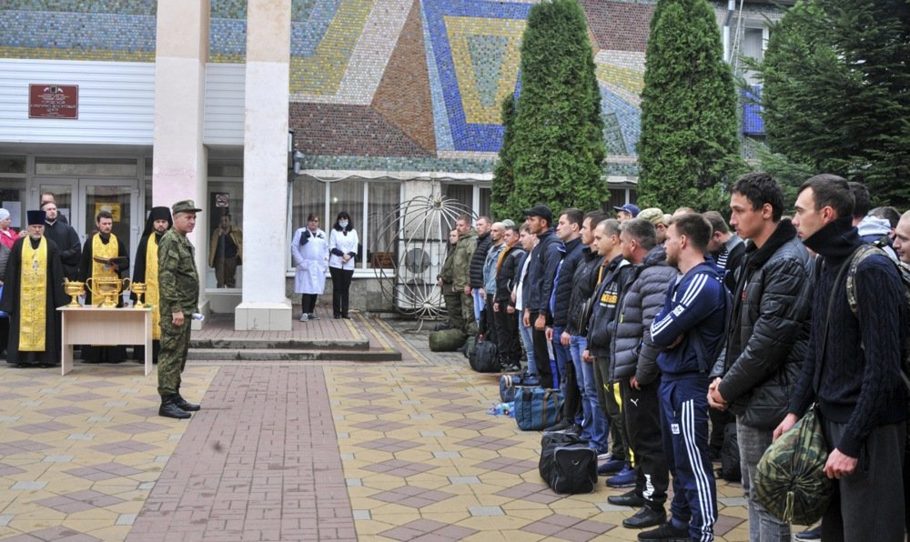 Russian men are lining up at a recruitment office in the southern Rostov region during the mass draft effort in September 2022. Photo: EPA-EFE/ARKADY BUDNITSKY