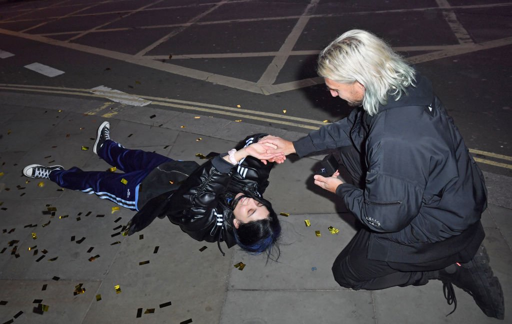 Джон Колдвелл делает Надежде Толоконниковой предложение руки и сердца во время запуска кампании «Хрупкая мужественность». Фото: Jed Cullen / Dave Benett / Getty Images
