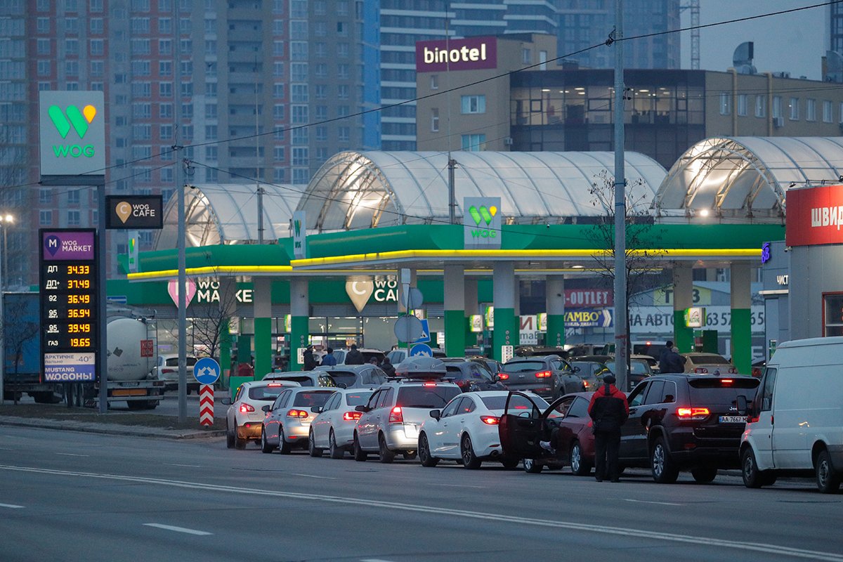 Автомобили выстроились в очередь на заправке в Киеве, Украина, 24 февраля 2022 года. Фото: Сергей Долженко / EPA-EFE