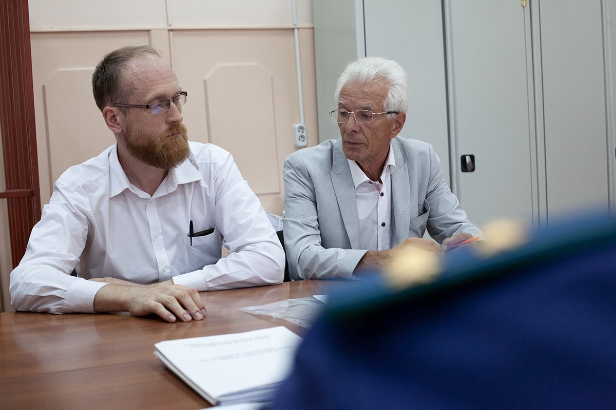 Андрей Заякин с адвокатом Михаилом Бирюковым. Фото: «Новая газета»