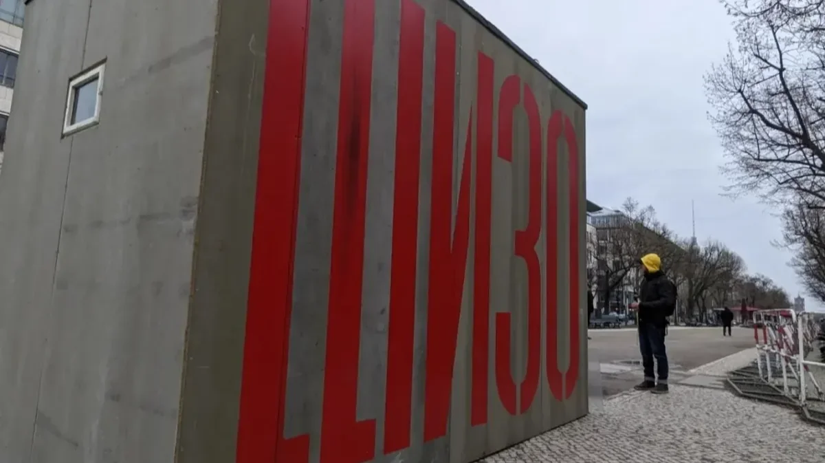 Alexey Navalny’s solitary confinement cell replica erected in front of Russian Embassy in Berlin
