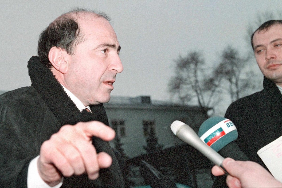 Борис Березовский общается с журналистами, 15 ноября 2000 года. Фото: EPA