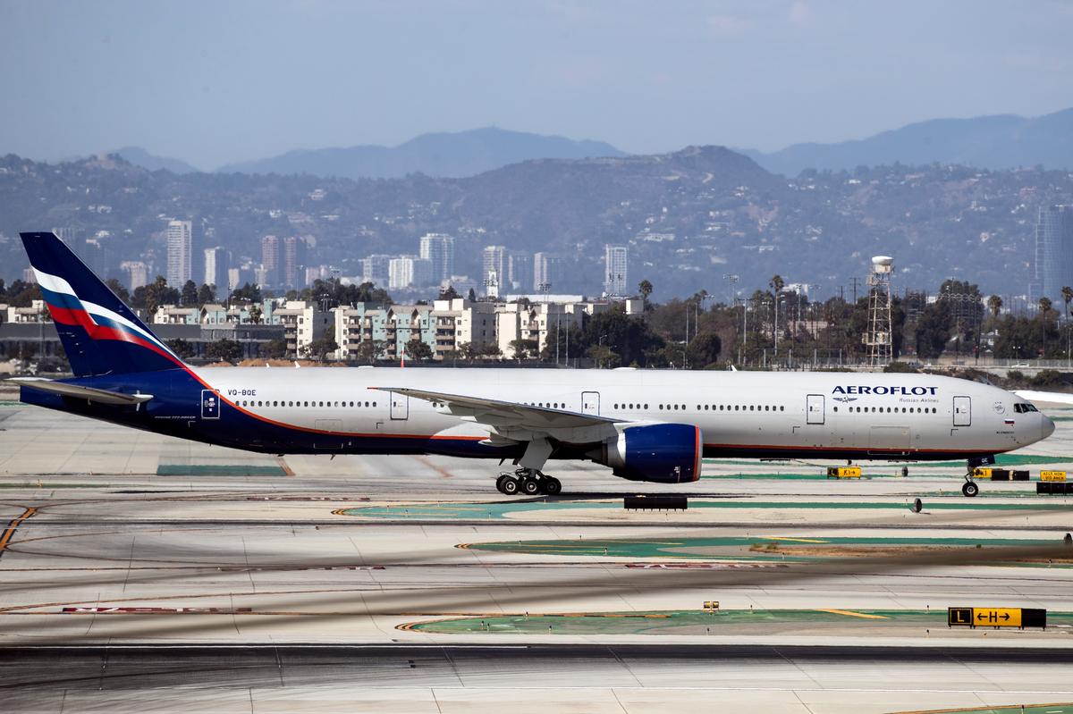 An Aeroflot passenger plane lands at the Los Angeles Airport on 22 September 2021. EPA-EFE/ETIENNE LAURENT