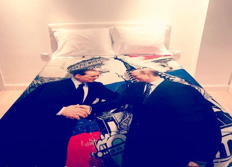 Пододеяльник размера king size с изображением двух неразлучных друзей, — подарок Берлускони Путину. Фото:  Микеле Каскавилла , владелец бренда постельного белья Lenzuolissimi