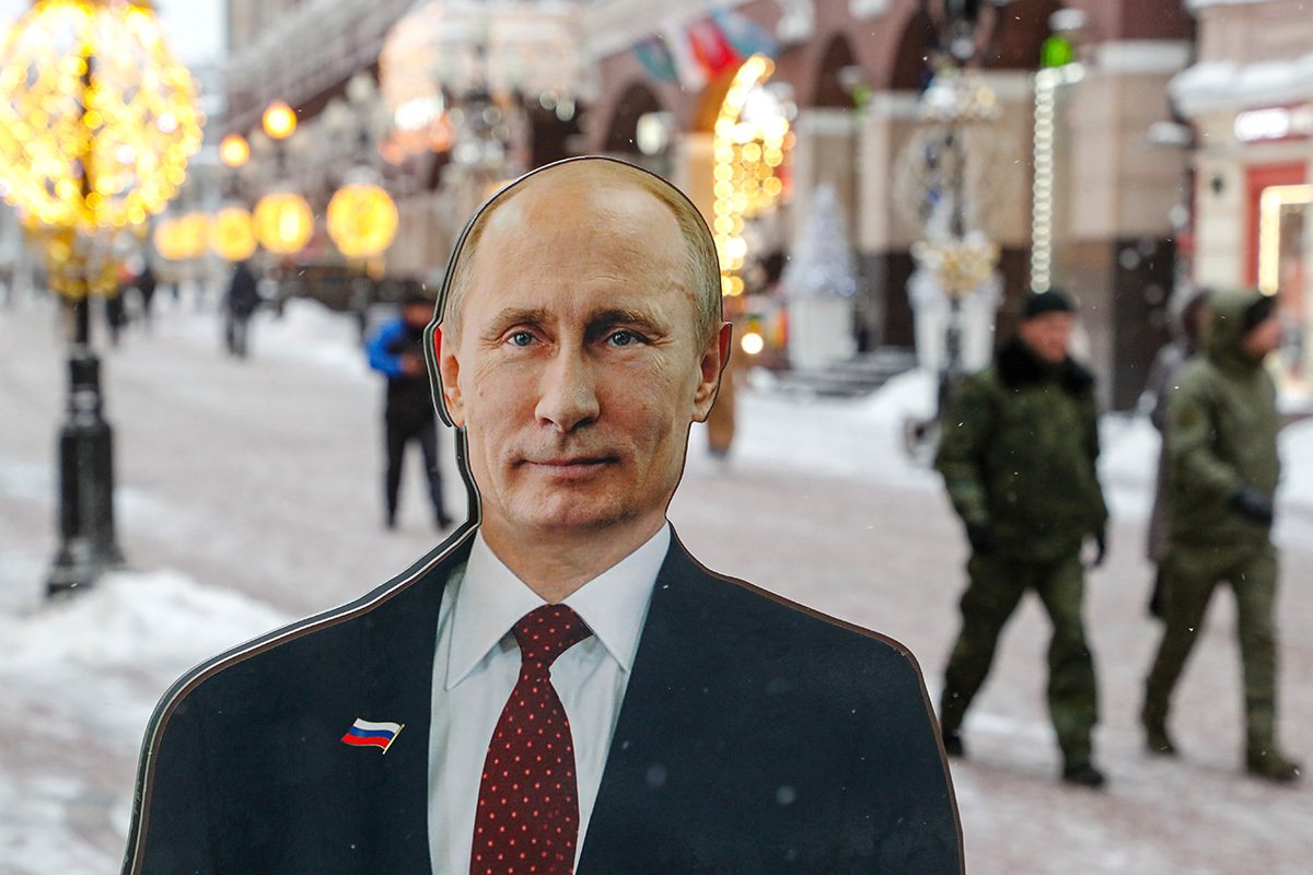 Картонная фигура Владимира Путина на улице возле сувенирного магазина в Москве, 14 декабря 2023 года. Фото: Максим Шипенков / EPA-EFE