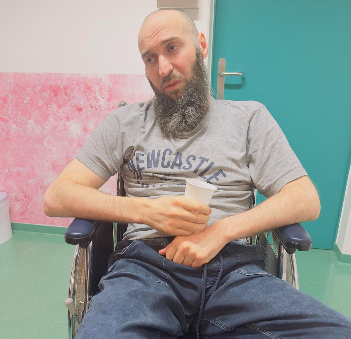 Али Батаев в госпитале, куда его привезли после 50 дней голодовки. Фото: Лачин Мамишов