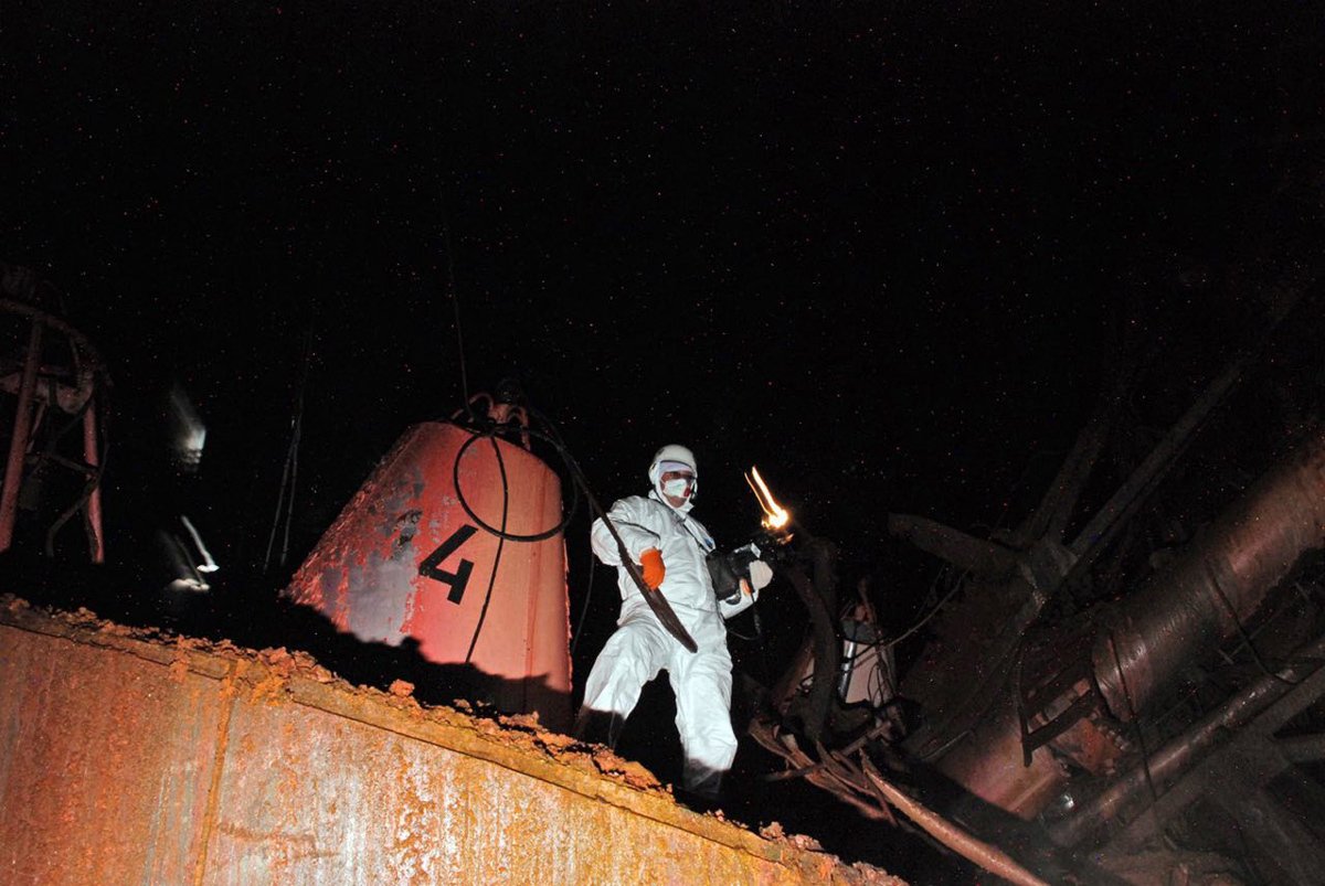 Сергей Кошелев на крыше взорванного реактора. Фото: Александр Купный